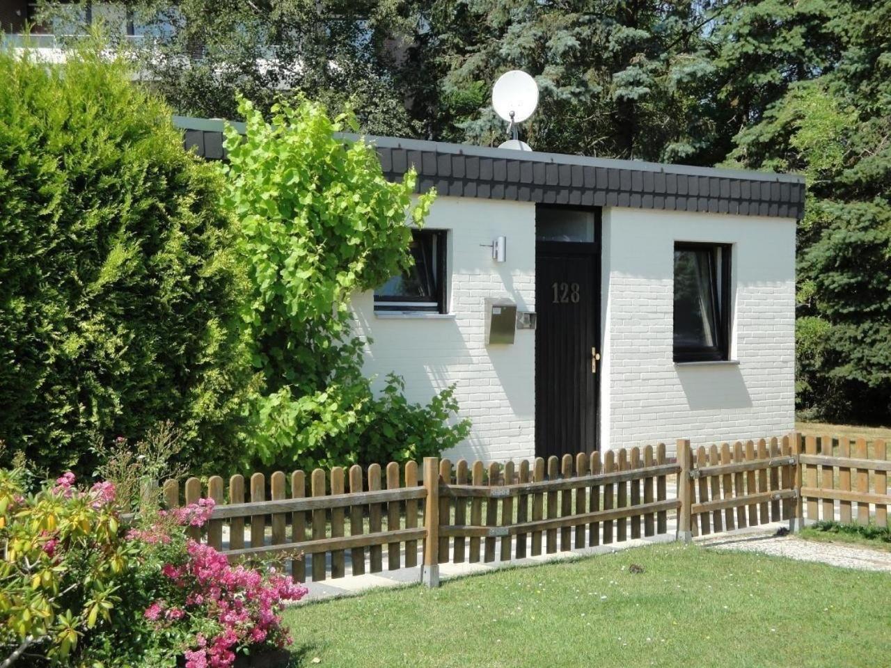 Schoenes Ferienhaus In Tossens Mit Schoenem Garten Бутадинген Екстериор снимка